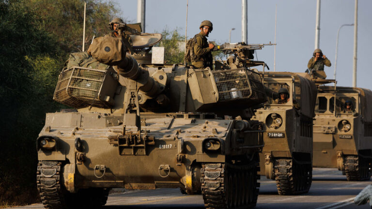 Israeli army convoy on to Gaza border